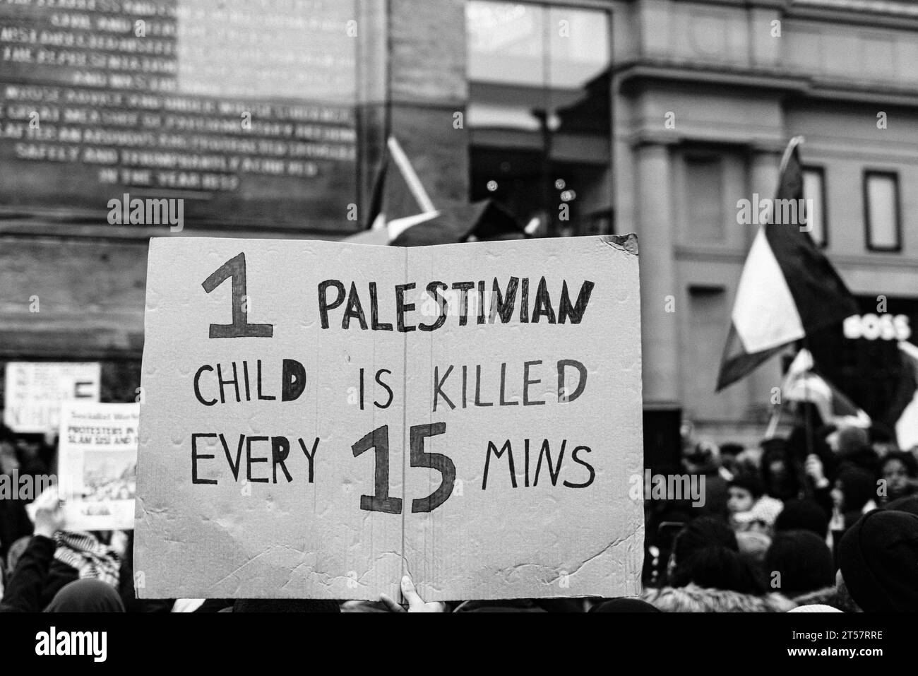 Newcastle upon Tyne, Inghilterra, Regno Unito - ottobre 28 2023 il manifestante tiene in mano il cartello: "1 bambino palestinese viene ucciso ogni 15 minuti" al Grey's Monument. Foto Stock