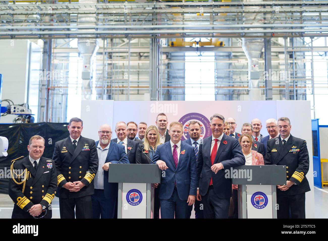 Il segretario alla difesa Grant Shapps (centro-sinistra) e il ministro della difesa australiano e vice primo ministro, Richard Marles (centro-destra) con specialisti dell'industria australiana in visita a seguito di una conferenza stampa congiunta sulla partnership trilaterale AUKUS, presso il sito di produzione del reattore nucleare di Rolls Royce a Derby. Data immagine: Venerdì 3 novembre 2023. Foto Stock