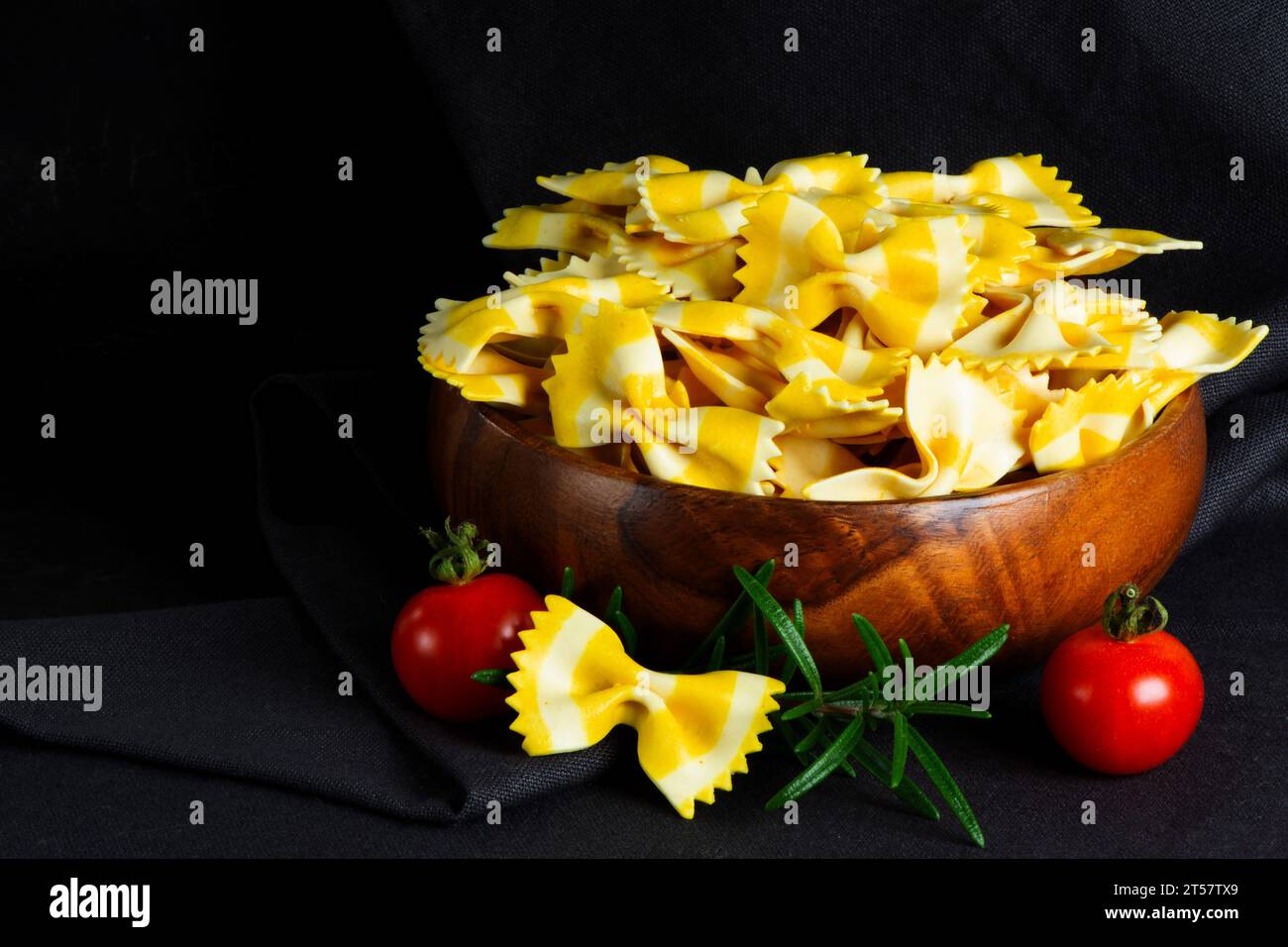 Primo piano della pasta secca cruda sullo sfondo Foto Stock