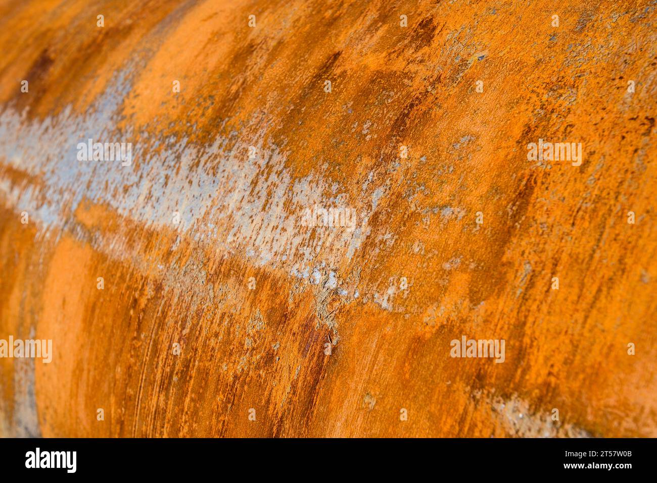 Immagine astratta basata su ferro arrugginito/metallo d'acciaio. Condizioni atmosferiche di un rullo di campo parcheggiato. Foto Stock