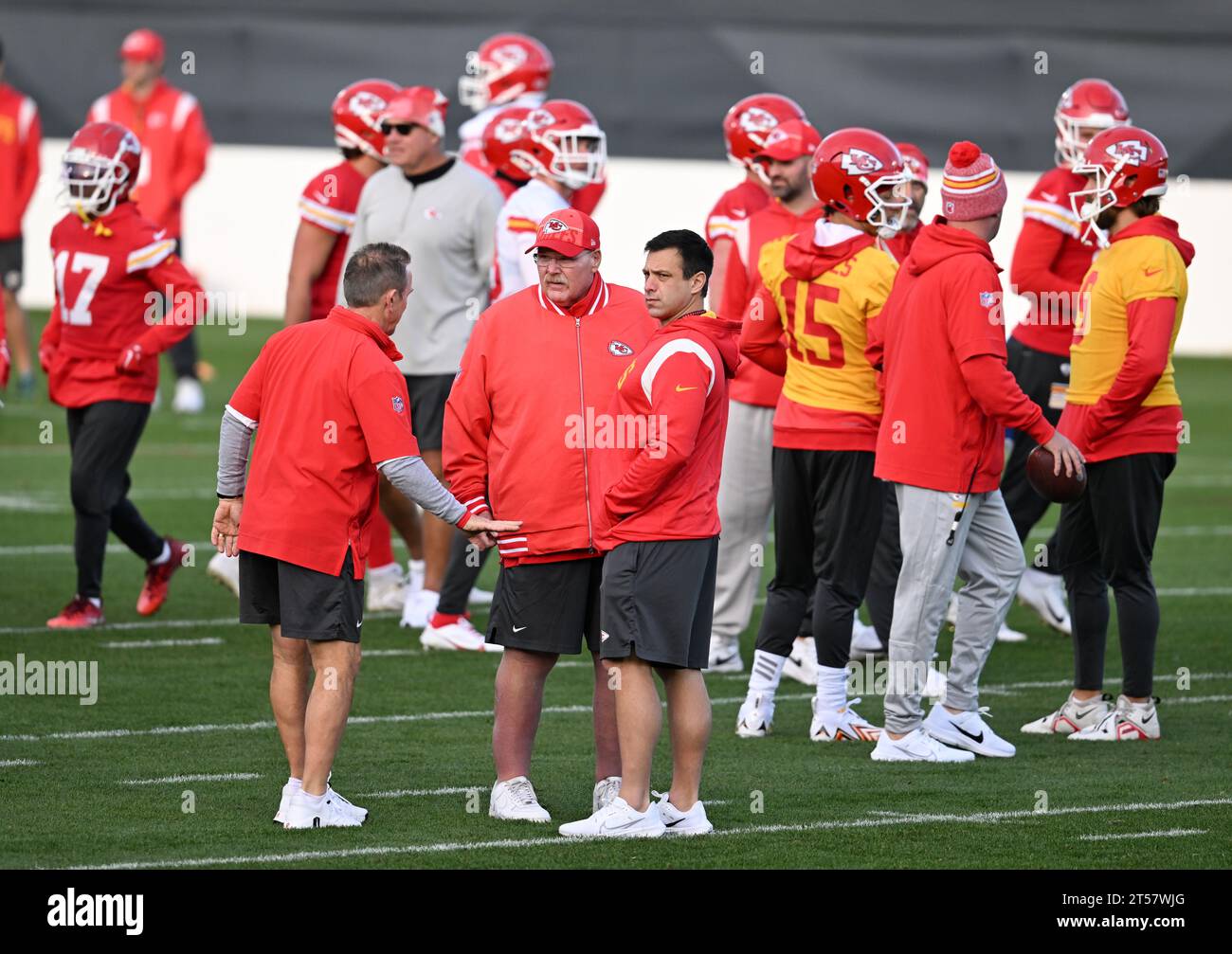 3 novembre 2023, Hesse, Francoforte sul meno: American Football: NFL, prima della partita di stagione Kansas City Chiefs - Miami Dolphins, Training of the Chiefs. Il capo-allenatore Andy Reid (M) dei Kansas City Chiefs si trova di fronte al suo quarterback Patrick Mahomes (quarto da destra) durante le prove nel campus DFB. Foto: Arne Dedert/dpa Foto Stock