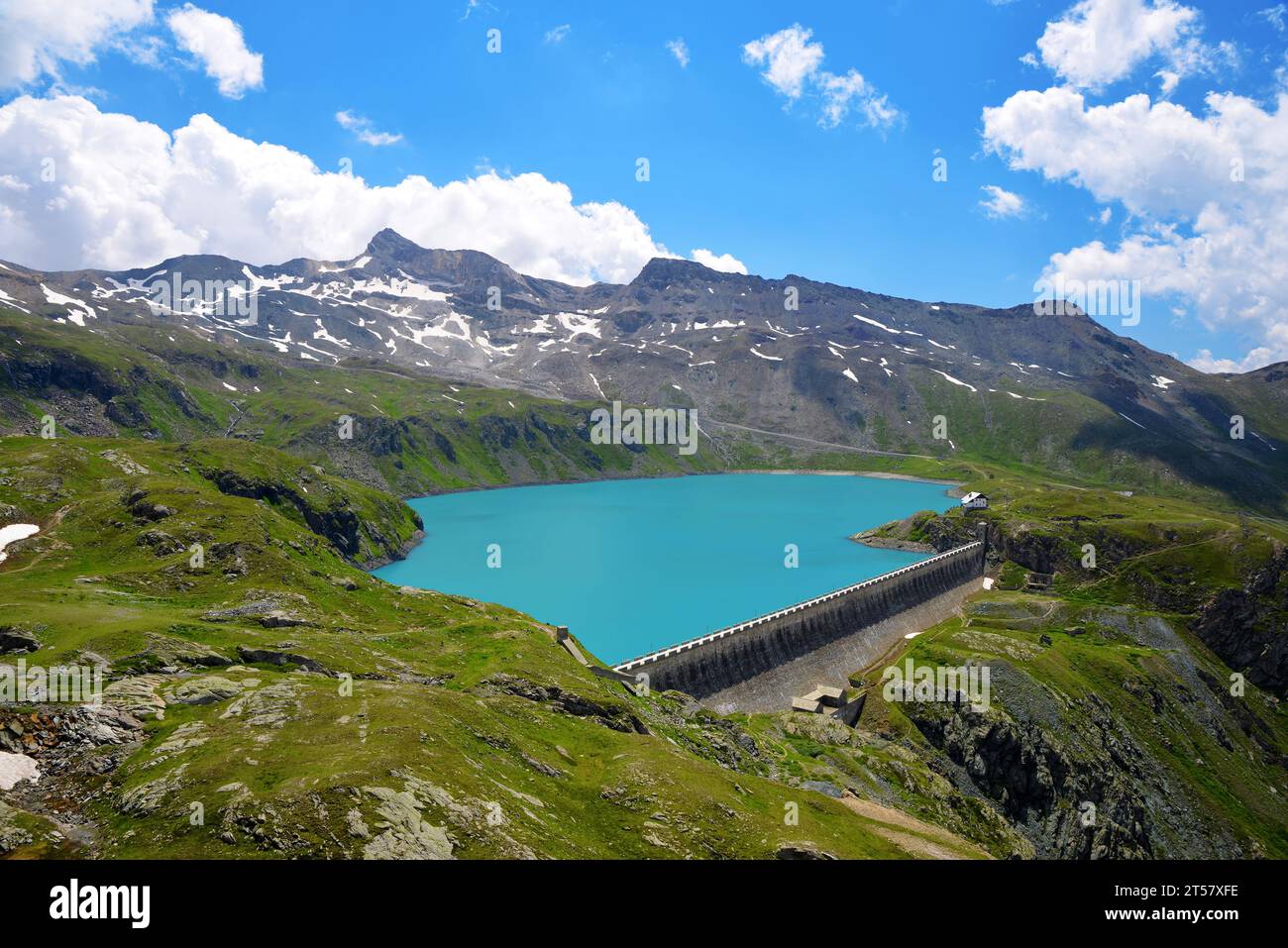 Lago di montagna Lac de Goillet, Valle d'Aosta, Italia. Paesaggio estivo nelle Alpi. Foto Stock