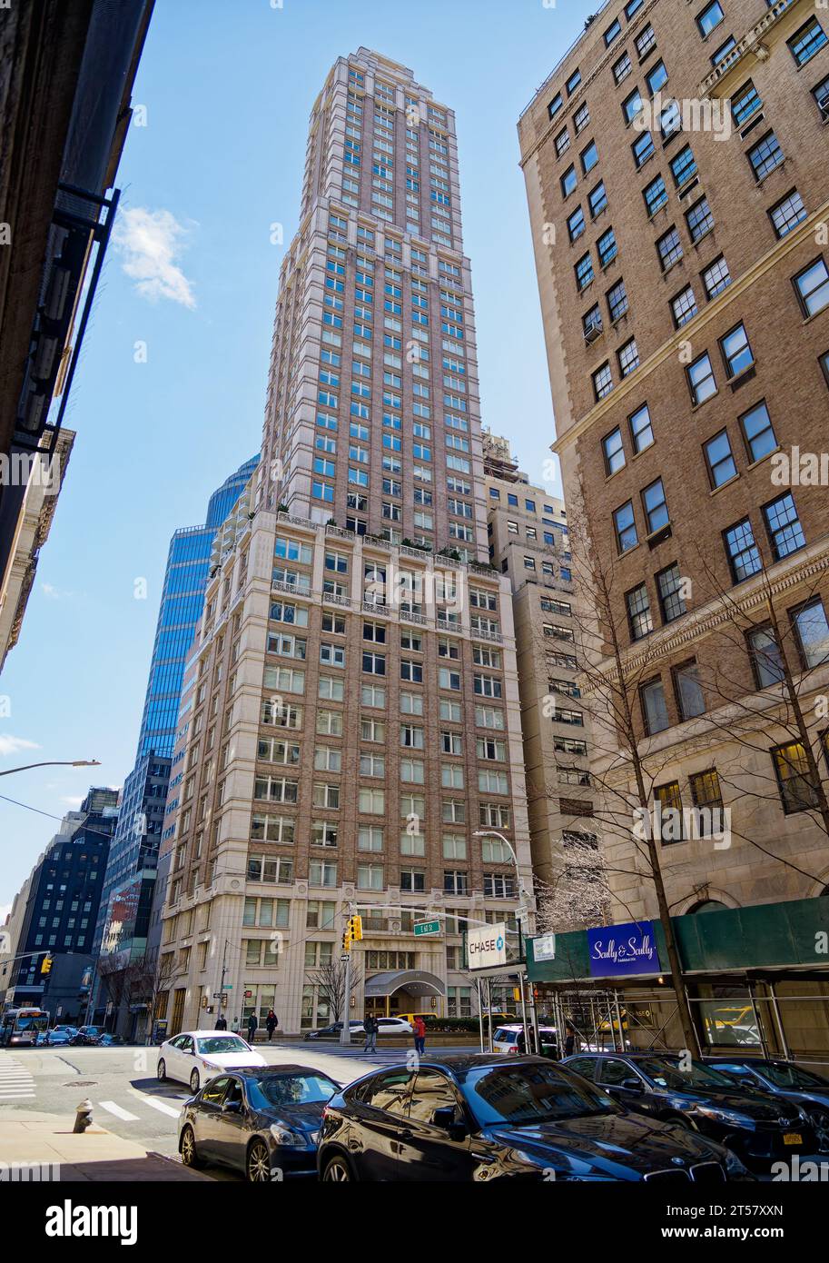 Il 515 Park Avenue è un edificio condominiale in mattoni e calcare nell'Upper East Side, costruito nel 2000 per il mercato residenziale di lusso. Foto Stock