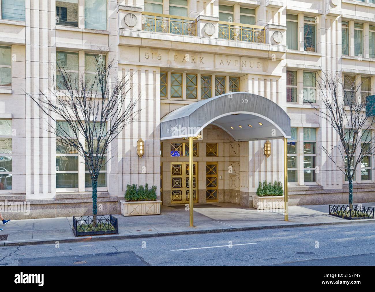 Il 515 Park Avenue è un edificio condominiale in mattoni e calcare nell'Upper East Side, costruito nel 2000 per il mercato residenziale di lusso. Foto Stock
