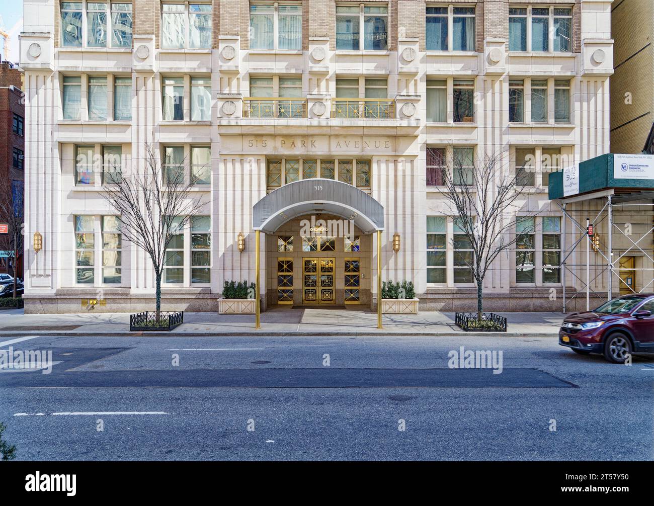 Il 515 Park Avenue è un edificio condominiale in mattoni e calcare nell'Upper East Side, costruito nel 2000 per il mercato residenziale di lusso. Foto Stock