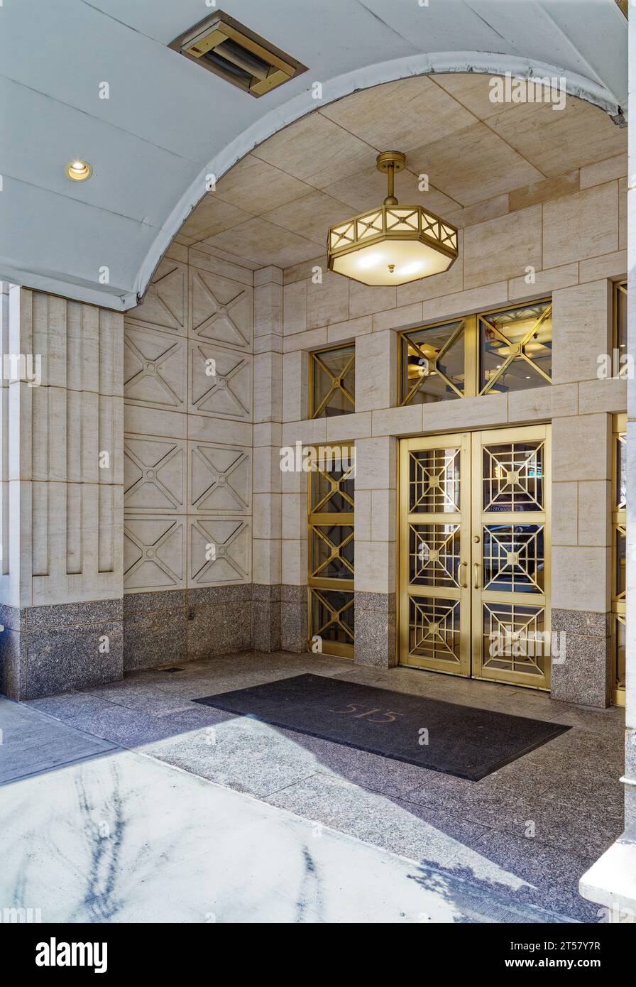 Il 515 Park Avenue è un edificio condominiale in mattoni e calcare nell'Upper East Side, costruito nel 2000 per il mercato residenziale di lusso. Foto Stock
