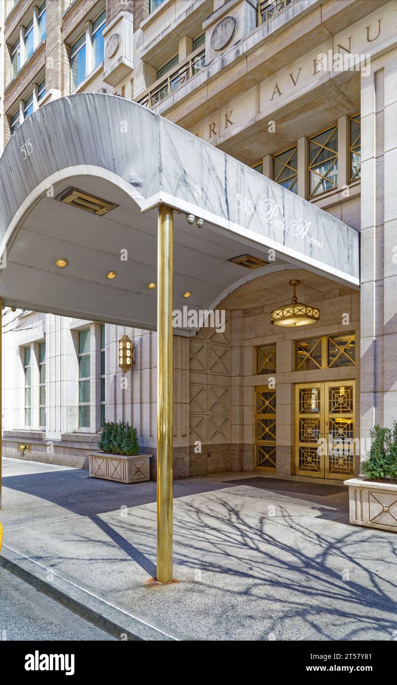 Il 515 Park Avenue è un edificio condominiale in mattoni e calcare nell'Upper East Side, costruito nel 2000 per il mercato residenziale di lusso. Foto Stock