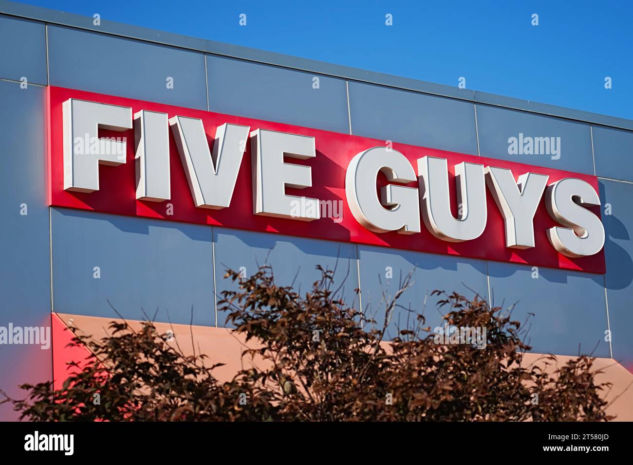 Bronx, NY - 2 novembre 2023: Catena di fast food Five Guys, segnaletica esterna con marchio Foto Stock