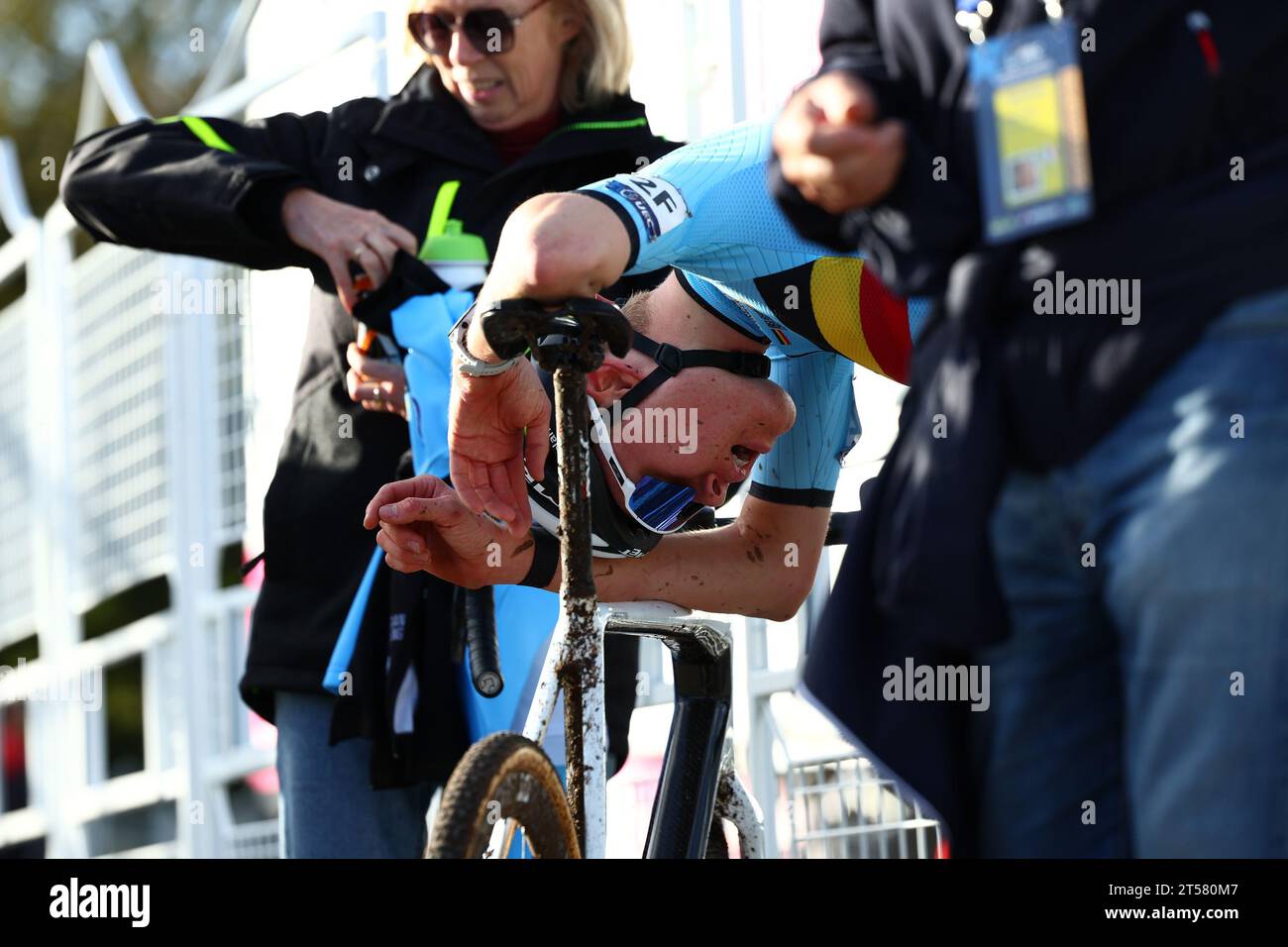 Pontchateau, Francia. 3 novembre 2023. Il belga Witse Meeussen chiude al terzo posto ai Campionati europei di ciclocross Team Relay, venerdì 03 novembre 2023, a Pontchateau, in Francia. BELGA PHOTO DAVID PINTENS Credit: Belga News Agency/Alamy Live News Foto Stock