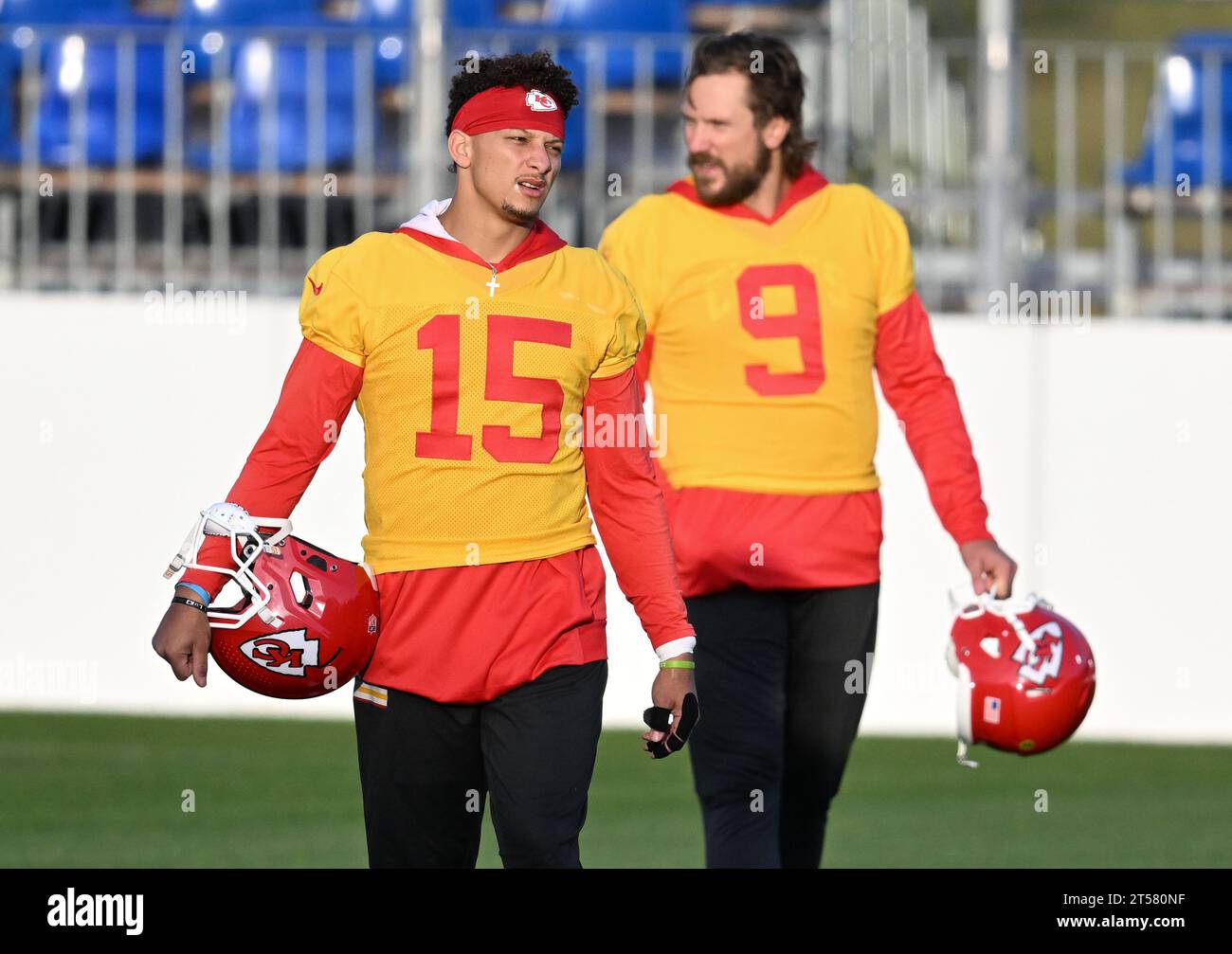 3 novembre 2023, Hesse, Francoforte sul meno: American Football: NFL, prima della partita di stagione Kansas City Chiefs - Miami Dolphins, Training of the Chiefs. I quarterback dei Kansas City Chiefs Patrick Mahomes (l) e Blaine Gabbert attraversano il campo durante gli allenamenti al DFB Campus. Foto: Arne Dedert/dpa Foto Stock