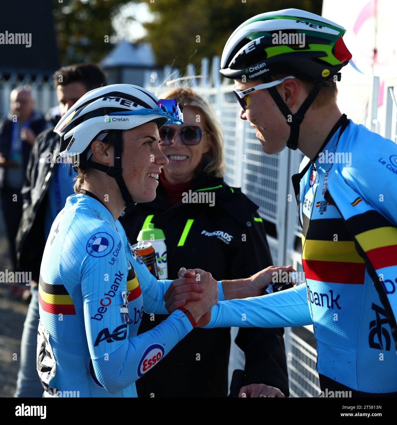 Pontchateau, Francia. 3 novembre 2023. Il belga Sanne Cant festeggia il terzo posto durante i Campionati europei di ciclocross Team Relay, venerdì 03 novembre 2023, a Pontchateau, in Francia. BELGA PHOTO DAVID PINTENS Credit: Belga News Agency/Alamy Live News Foto Stock