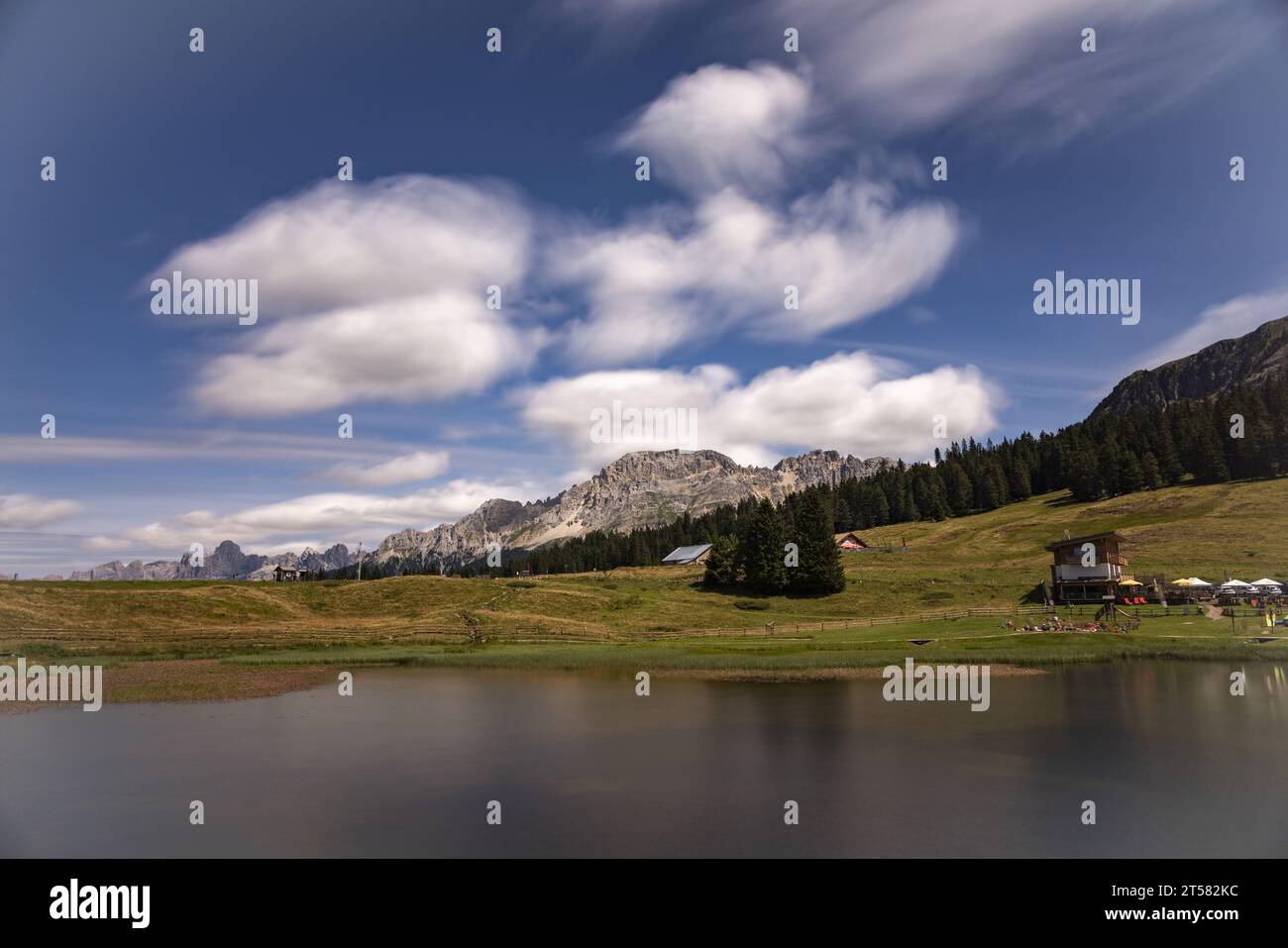 Passo Lavazè - Trentino alto Adige - Italia in una mattinata luminosa, con nuvole in movimento, sole e cielo azzurro Foto Stock