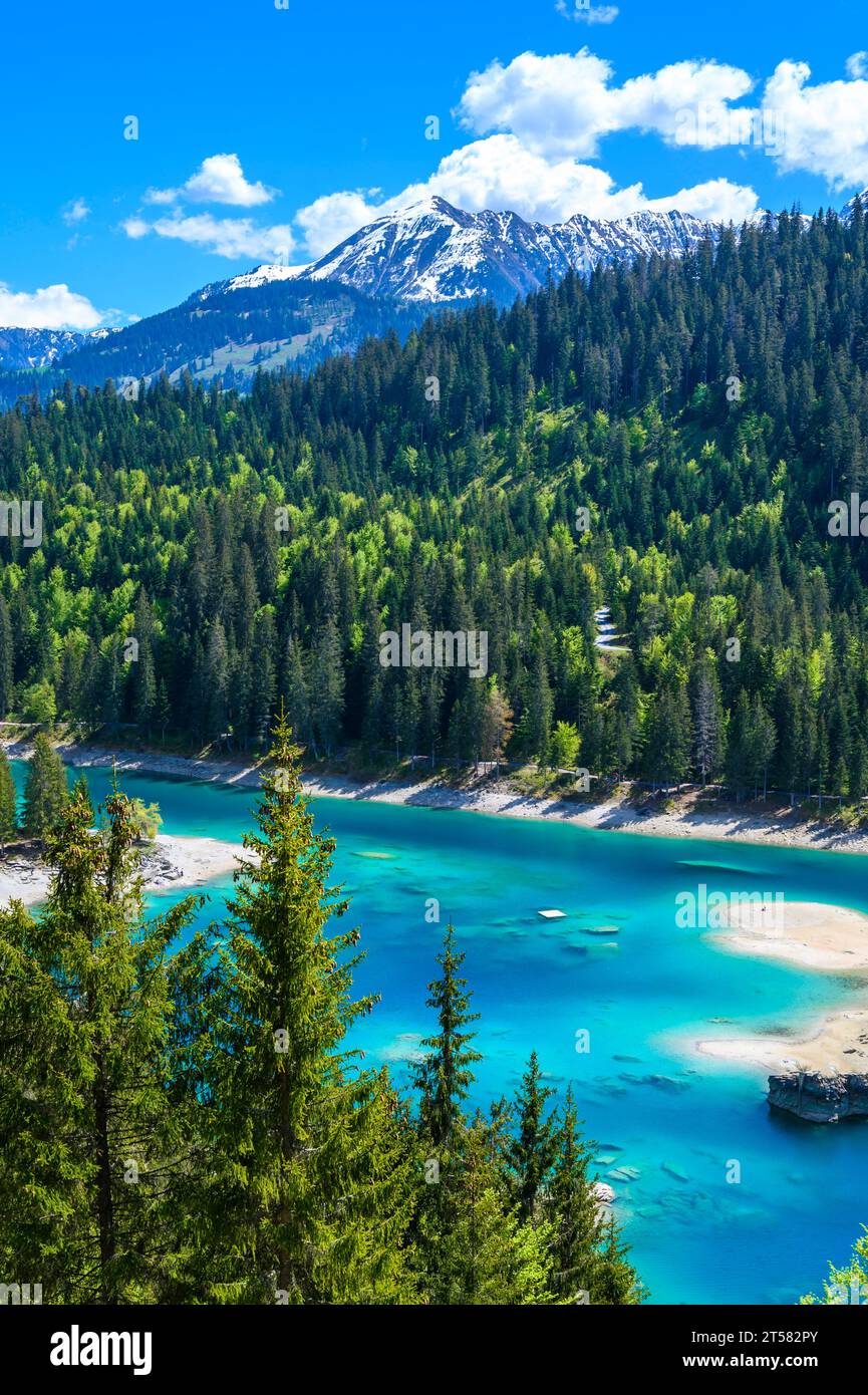 Piccola isola nel mezzo del Lago Cauma (Caumasee) con acque cristalline in uno splendido paesaggio montano a Flims, Graubuenden - Svizzeran Foto Stock