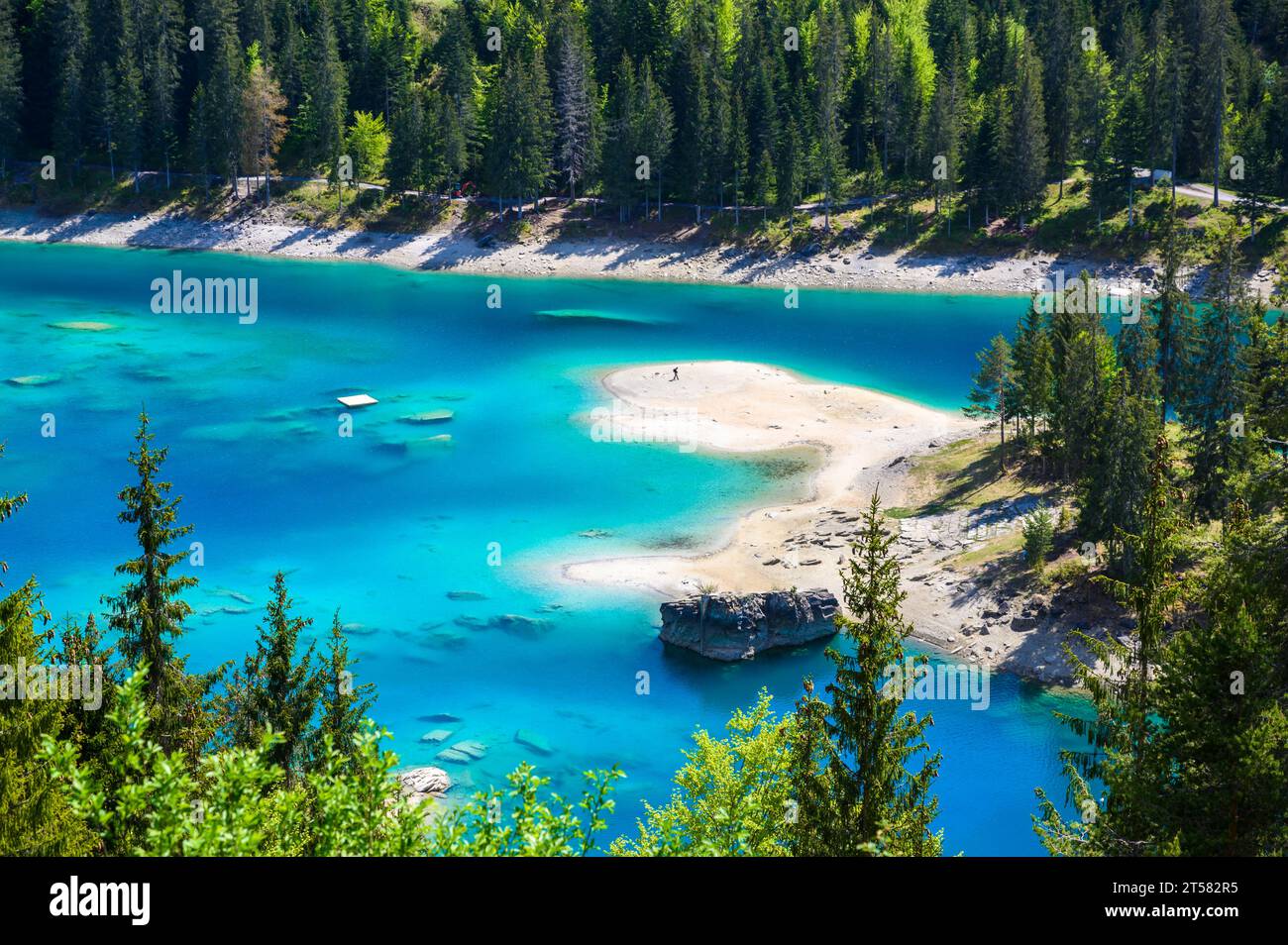 Piccola isola nel mezzo del Lago Cauma (Caumasee) con acque cristalline in uno splendido paesaggio montano a Flims, Graubuenden - Svizzeran Foto Stock