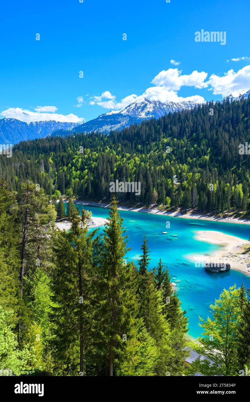 Piccola isola nel mezzo del Lago Cauma (Caumasee) con acque cristalline in uno splendido paesaggio montano a Flims, Graubuenden - Svizzeran Foto Stock