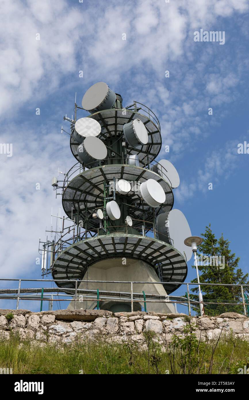 Torre delle telecomunicazioni e radar militare sulla cima del monte Ucka, Istria, Croazia Foto Stock