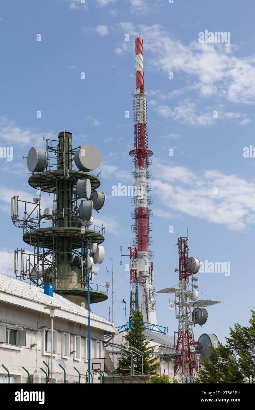 Torre delle telecomunicazioni e radar militare sulla cima del monte Ucka, Istria, Croazia Foto Stock
