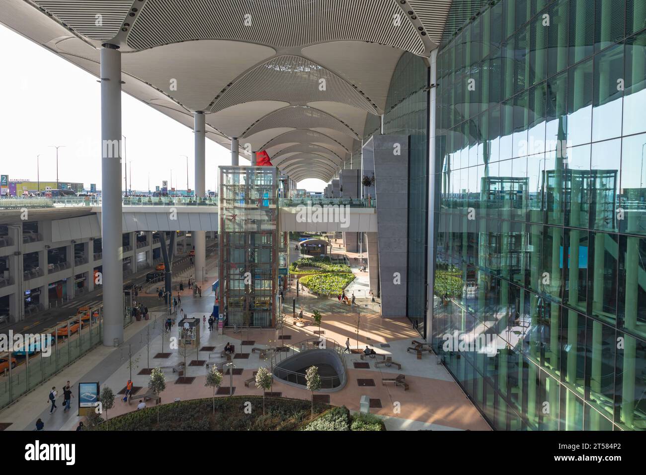 Vista esterna dell'aeroporto di Istanbul. Di recente costruzione e il più grande aeroporto di Turkiye. Istanbul Turkiye - 10.28.2023 Foto Stock