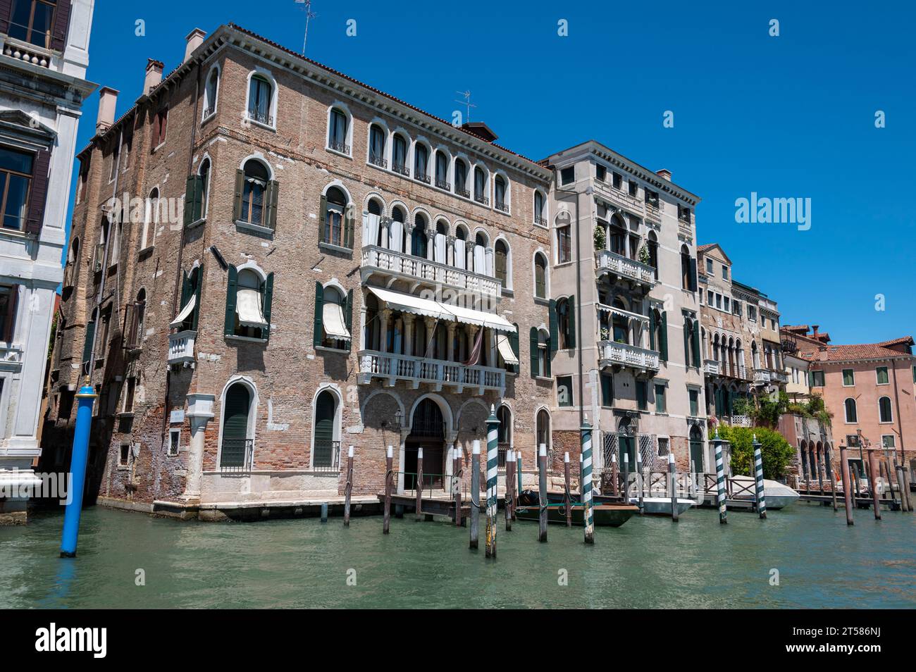 Palazzo Giustiniani Businello (Palazzo Giustiniani Businello) è un edificio ricostruito in stile gotico del XVII secolo sulle rive del Canal grande a veni Foto Stock