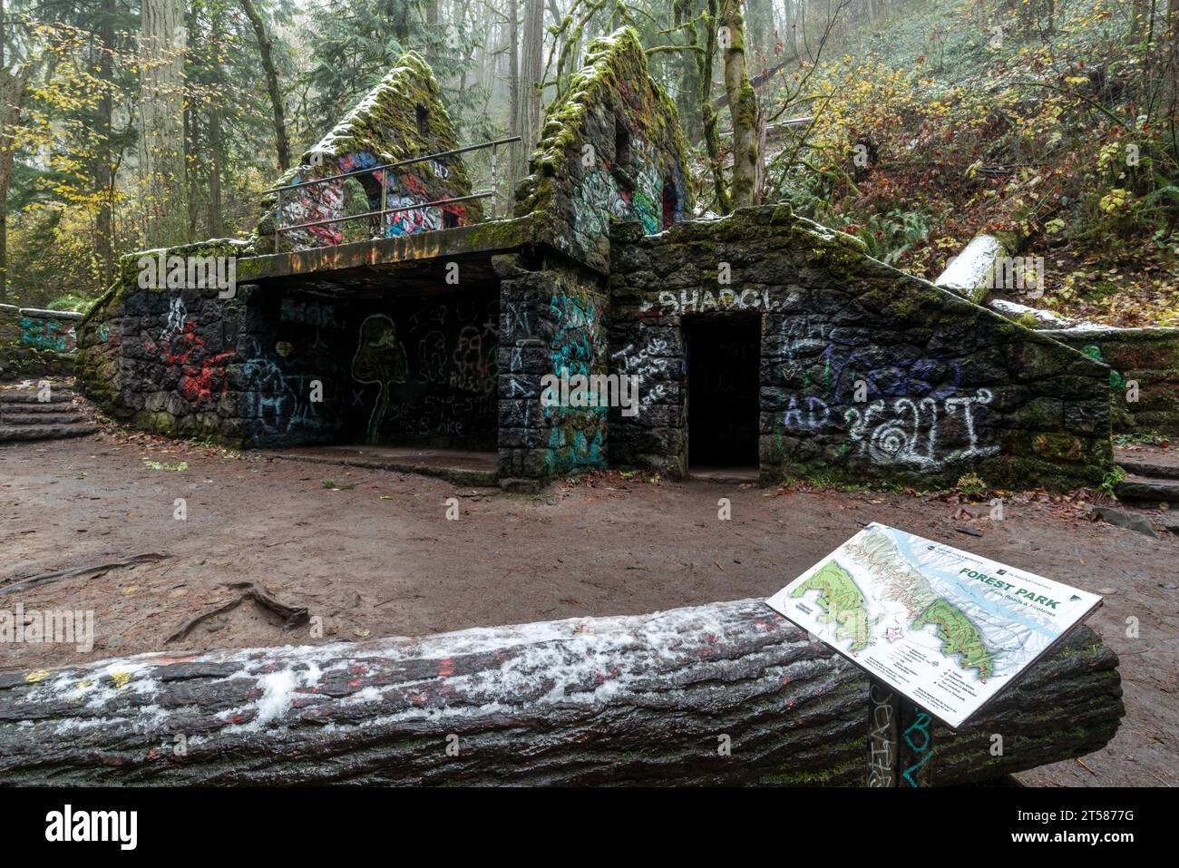 Vecchio bagno pubblico, conosciuto come "Castello della strega", nel Forest Park di Portland, Oregon. Foto Stock