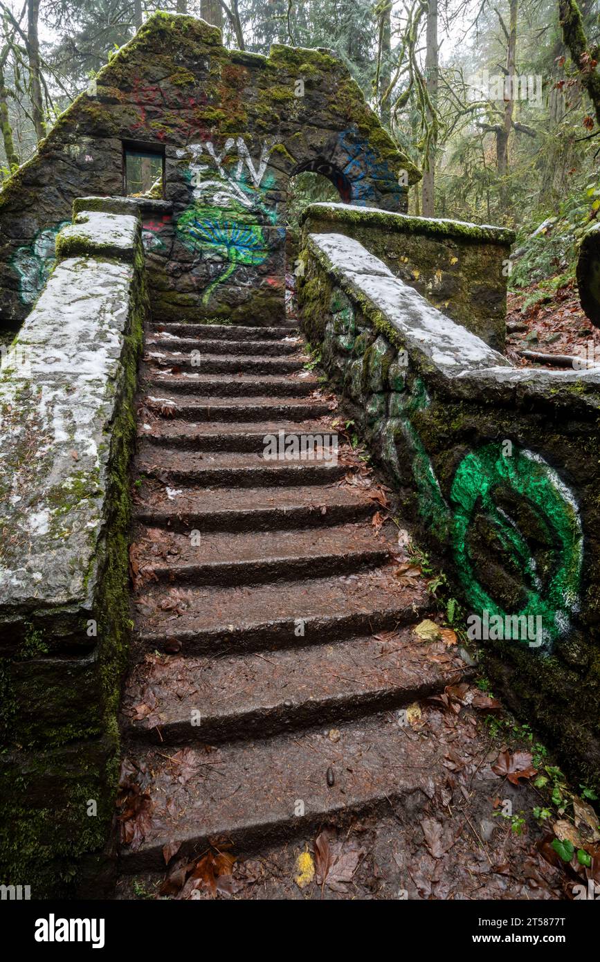Vecchio bagno pubblico, conosciuto come "Castello della strega", nel Forest Park di Portland, Oregon. Foto Stock