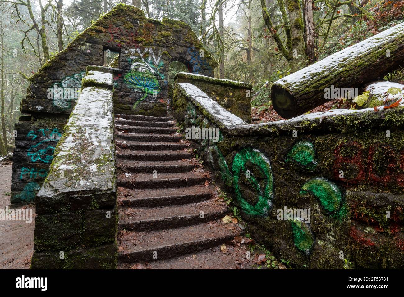 Vecchio bagno pubblico, conosciuto come "Castello della strega", nel Forest Park di Portland, Oregon. Foto Stock