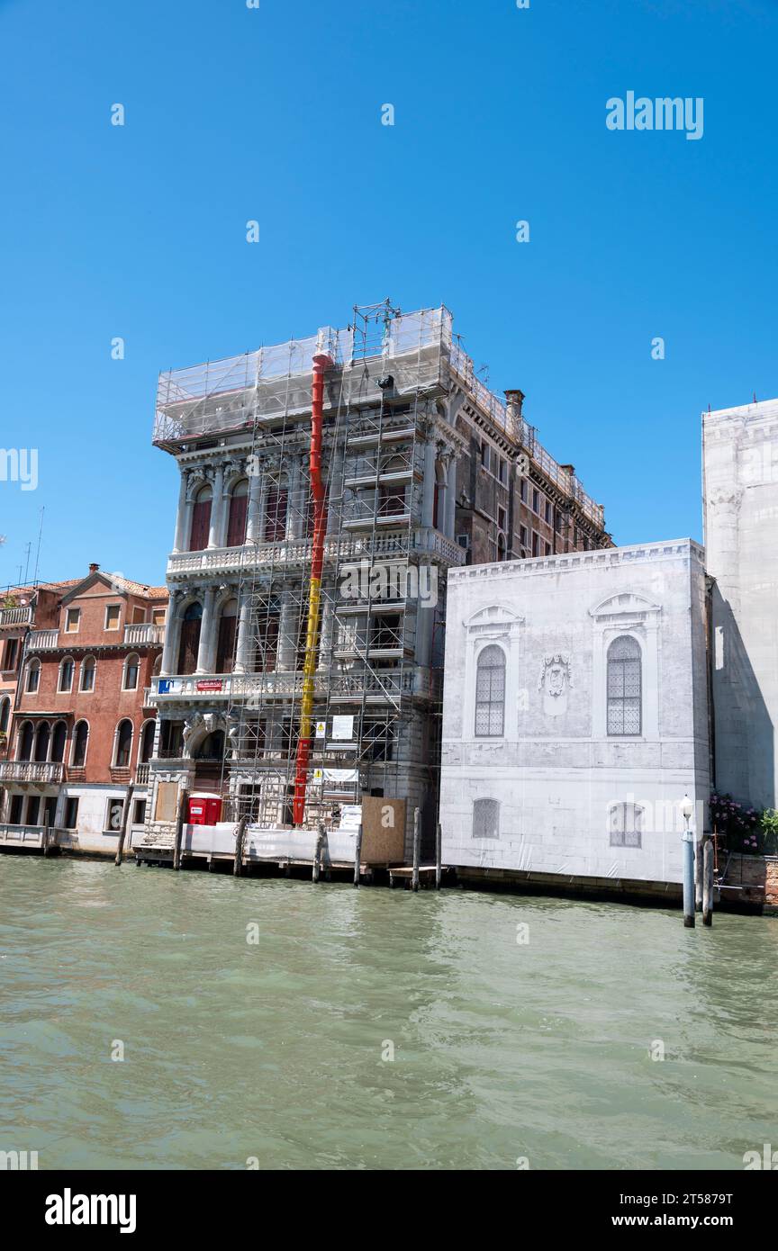 Palazzo Flangini coperto da impalcature è in fase di restauro. Si tratta di un palazzo barocco costruito nel 1644 dall'architetto Giuseppe Sardi per i Flangi Foto Stock