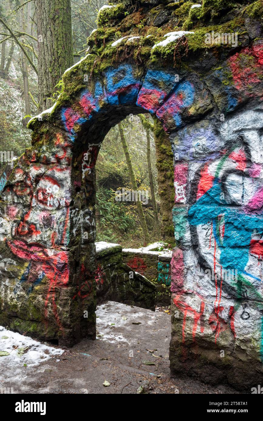 Vecchio bagno pubblico, conosciuto come "Castello della strega", nel Forest Park di Portland, Oregon. Foto Stock