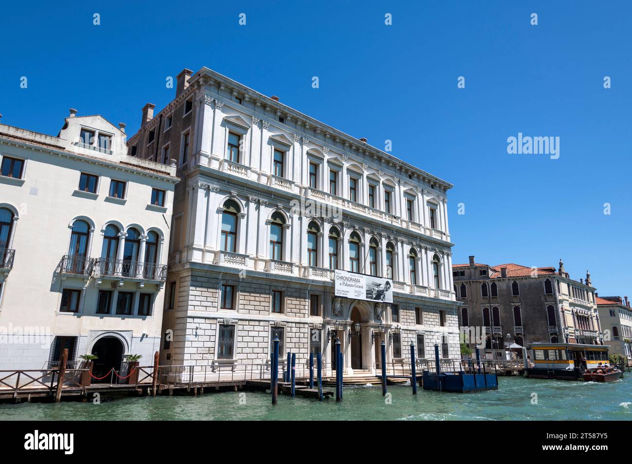 Palazzo grassi è un edificio in stile classico veneziano costruito nel 1748, situato sul Canal grande di Venezia, nella regione Veneto di Foto Stock