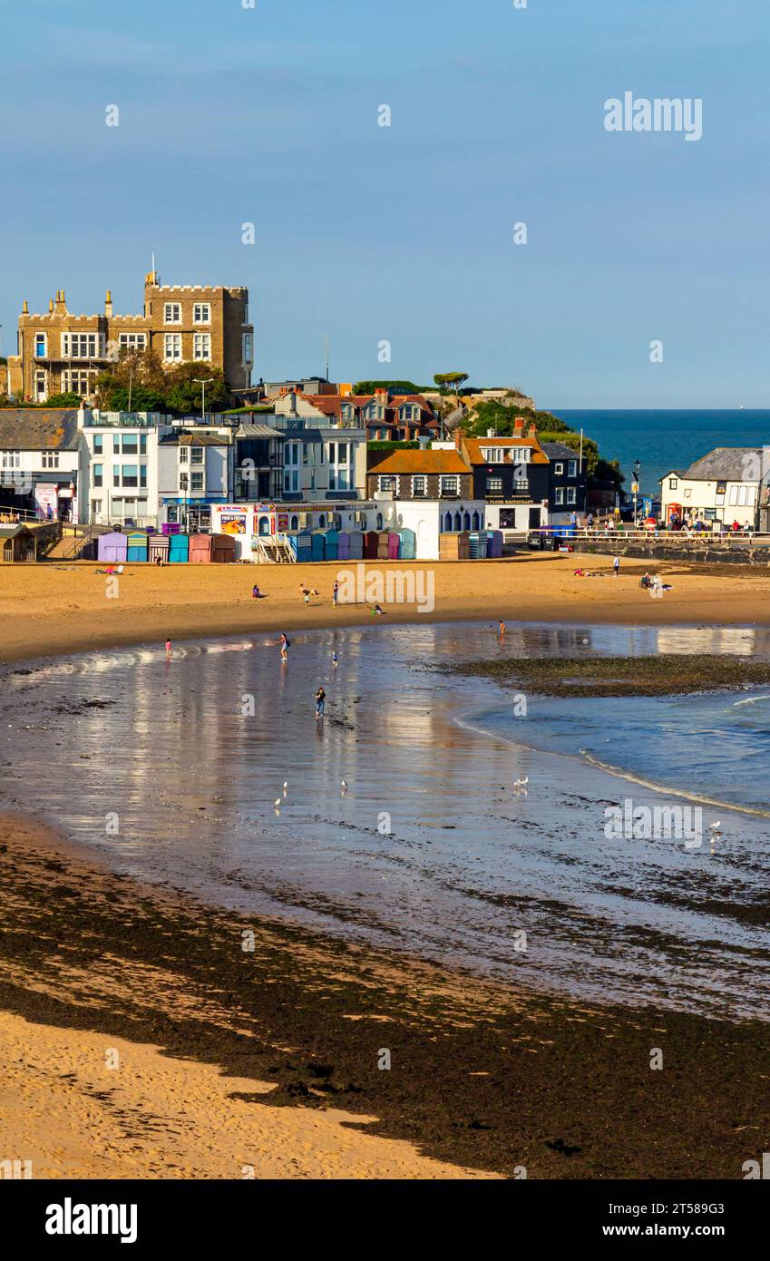 La spiaggia sabbiosa di Viking Bay a Broadstairs, Thanet, Kent, Inghilterra, Regno Unito, con la casa triste associata a Charles Dickens visibile sulla cima della scogliera. Foto Stock