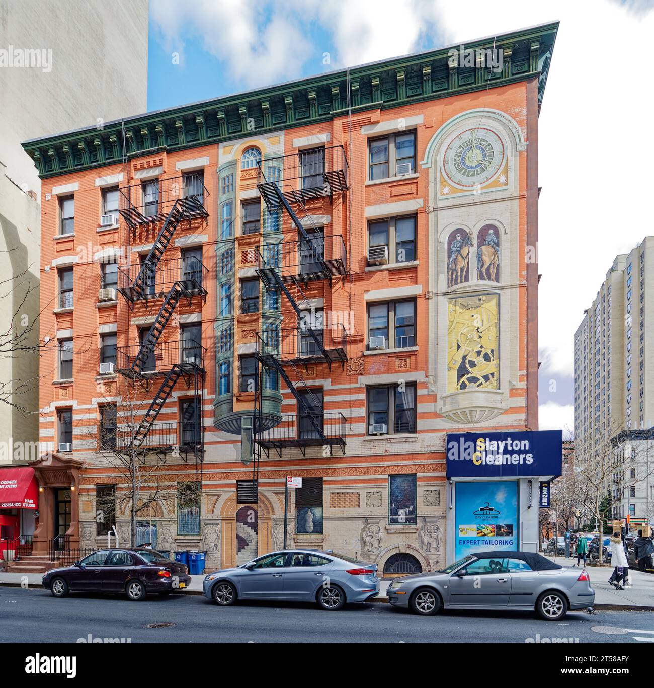 Il famoso muralista Richard Haas ha abbellito la facciata graffitizzata del 455 East 83rd Street - si dice che le caramelle oculari siano state pagate dall'appartamento dall'altra parte della strada. Foto Stock