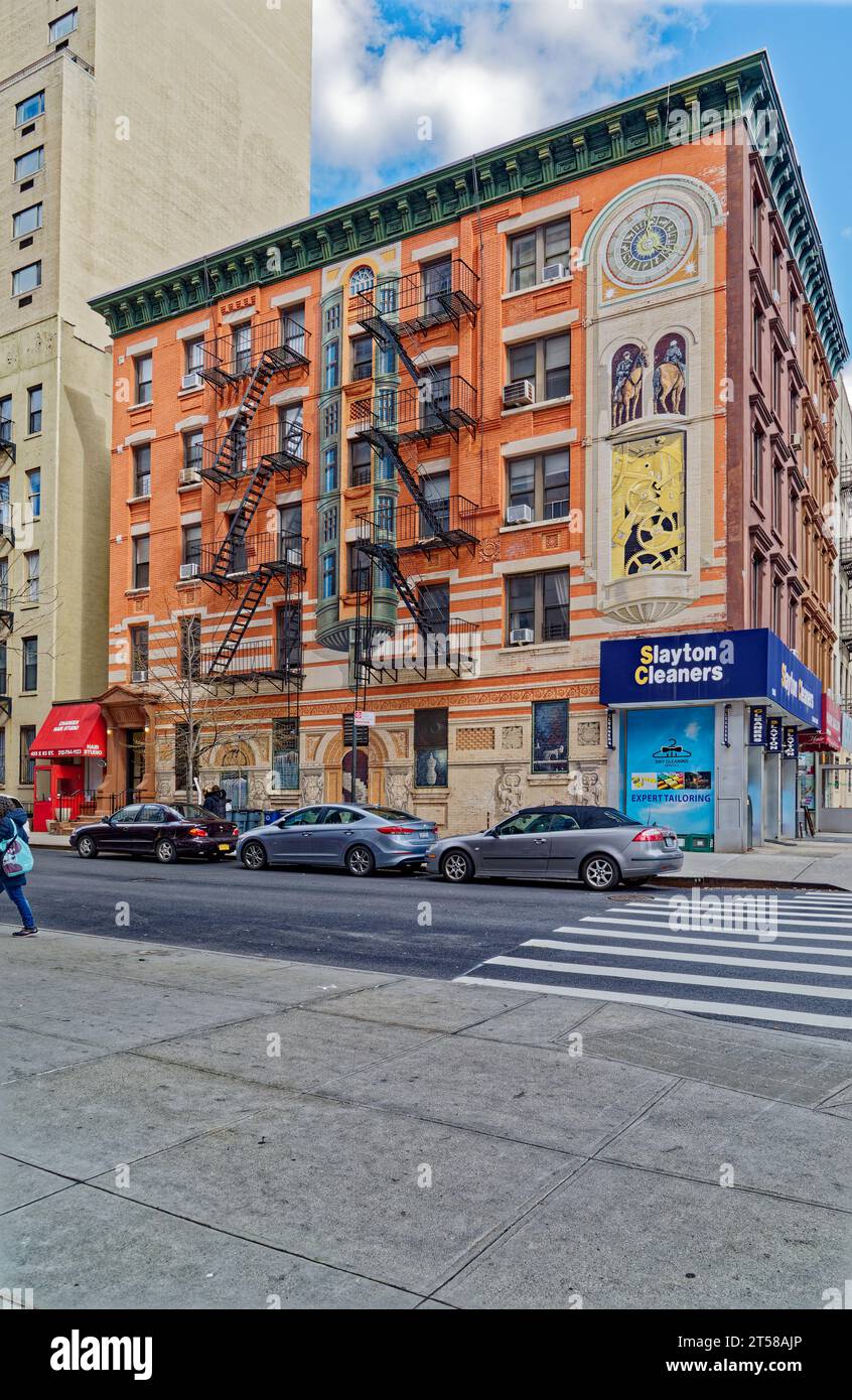 Il famoso muralista Richard Haas ha abbellito la facciata graffitizzata del 455 East 83rd Street - si dice che le caramelle oculari siano state pagate dall'appartamento dall'altra parte della strada. Foto Stock