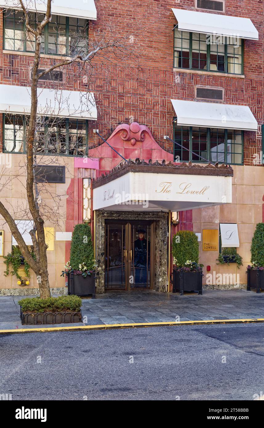 Hotel ad appartamenti trasformato in hotel boutique, il Lowell presenta una facciata in terracotta smaltata al piano terra e mattoni con motivi di arazzi al secondo piano. Foto Stock