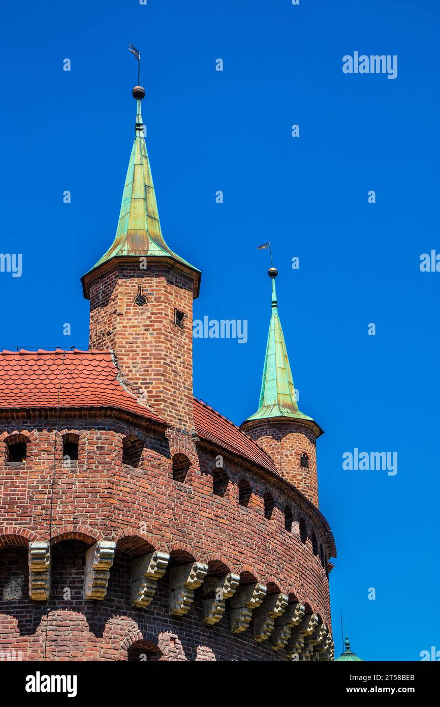 Barbacane medioevali in mattoni rossi a Cracovia, porta storica parte della fortificazione della città Foto Stock