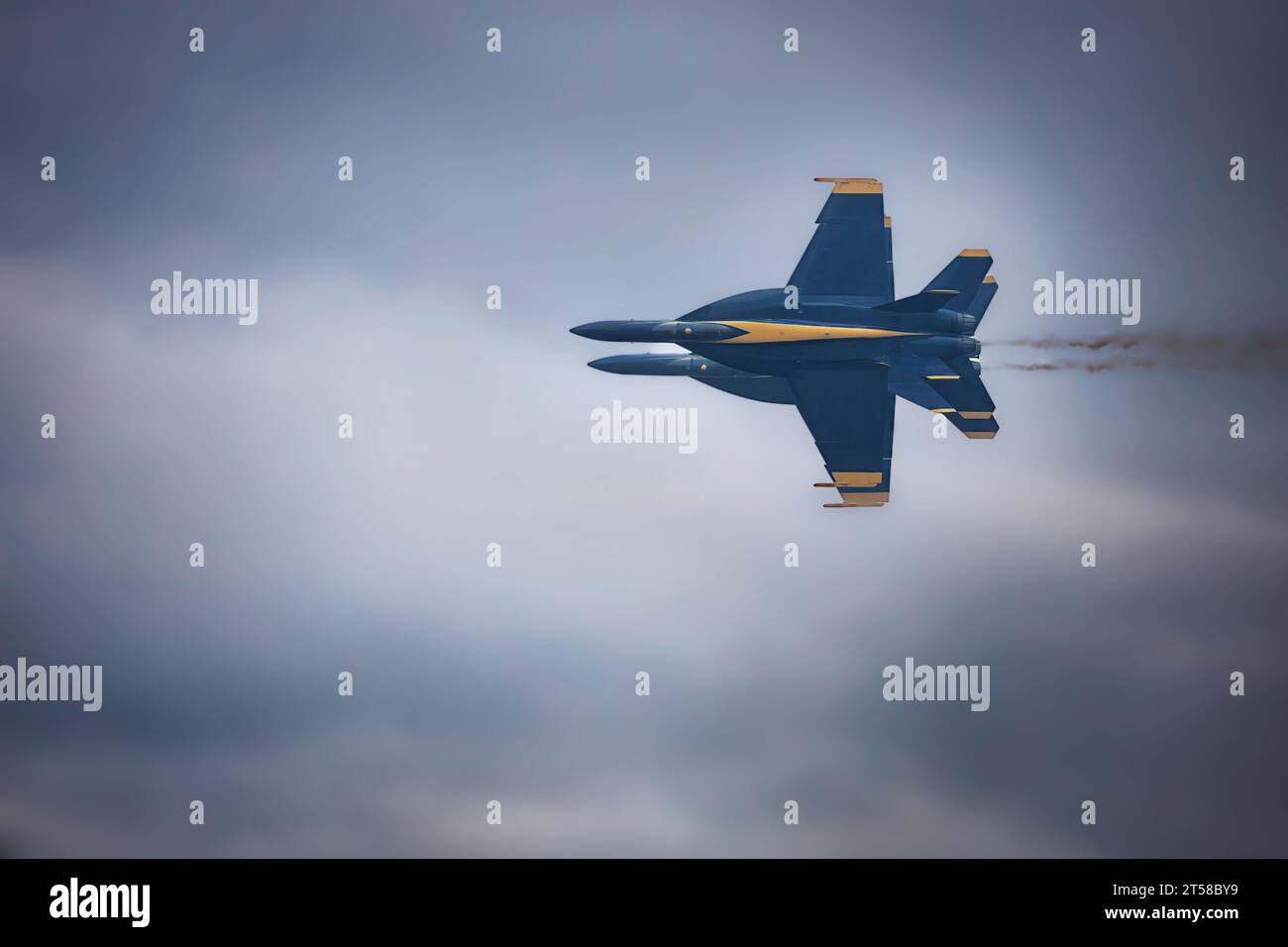Due Blue Angels della Marina degli Stati Uniti, fianco a fianco, all'America's Airshow 2023 a Miramar, California. Foto Stock