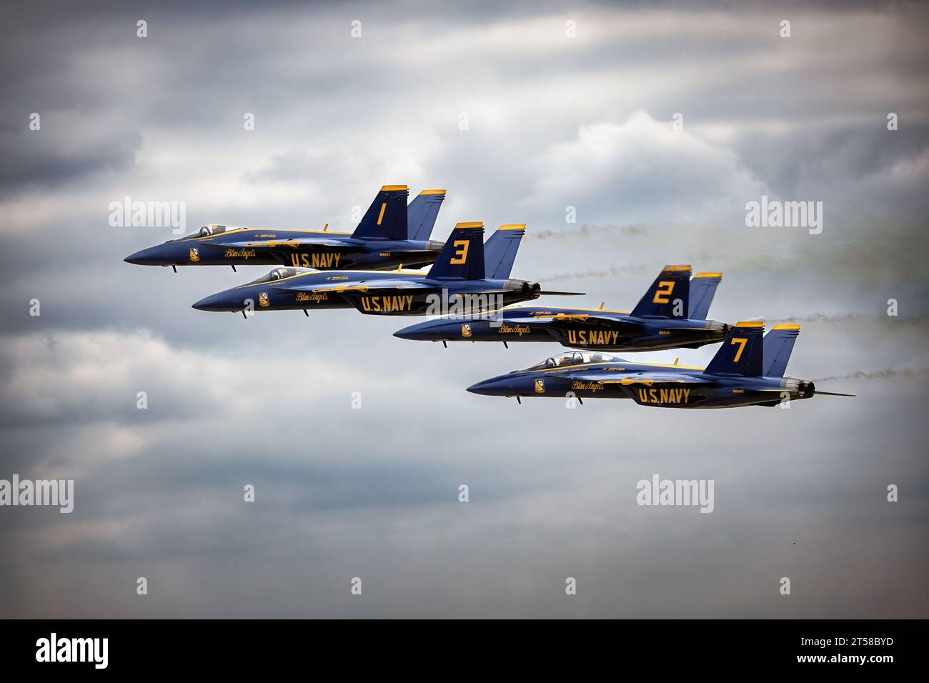 Gli US Navy Blue Angels si esibiscono in una giornata nuvolosa all'America's Airshow 2023 a Miramar, California. Foto Stock