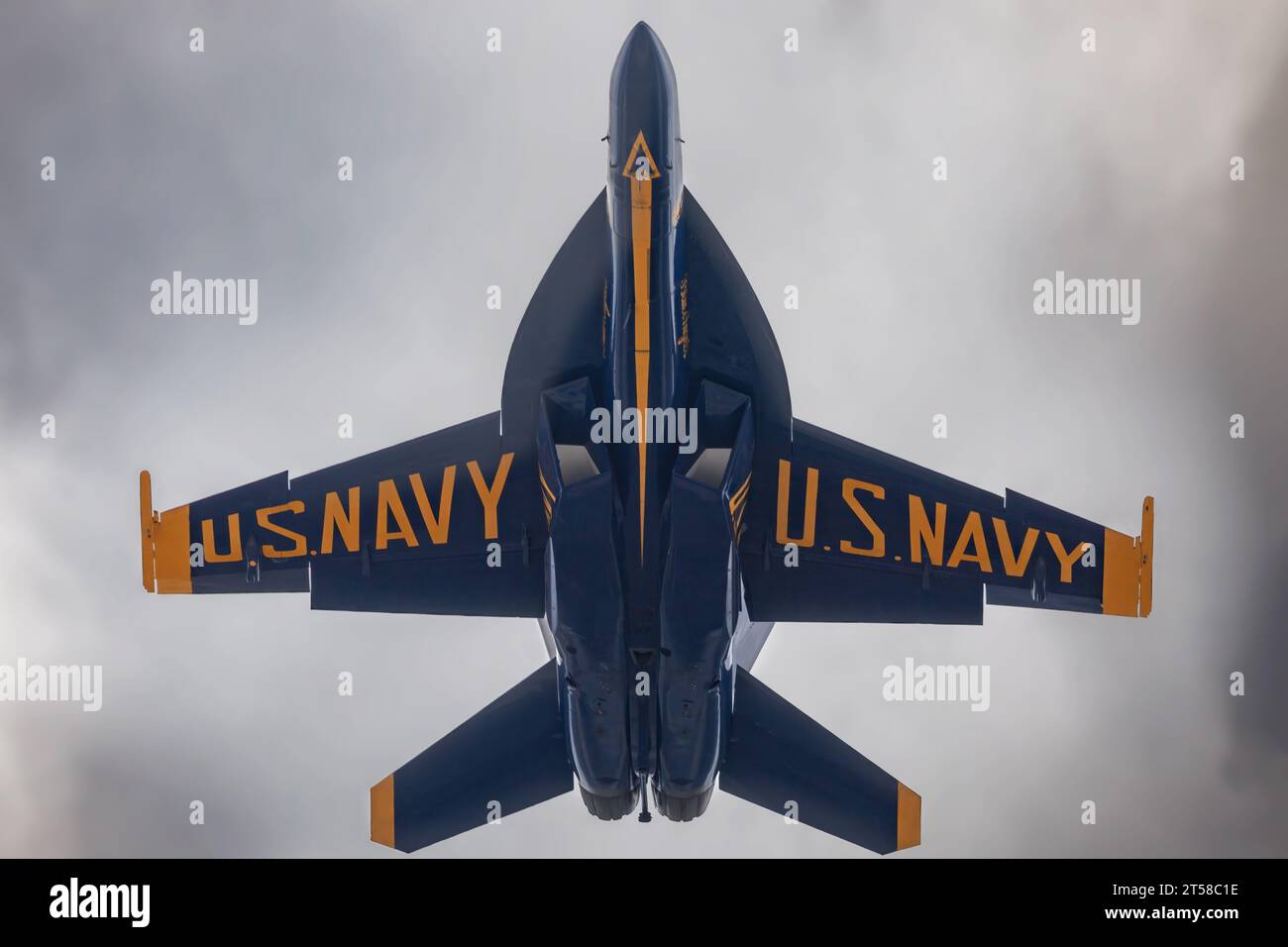 Un Blue Angel della Marina degli Stati Uniti passa sopra la testa all'America's Airshow 2023 a Miramar, California. Foto Stock