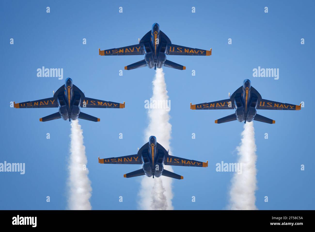 Gli US Navy Blue Angels nella loro formazione di diamanti all'America's Airshow 2023 a Miramar, California Foto Stock