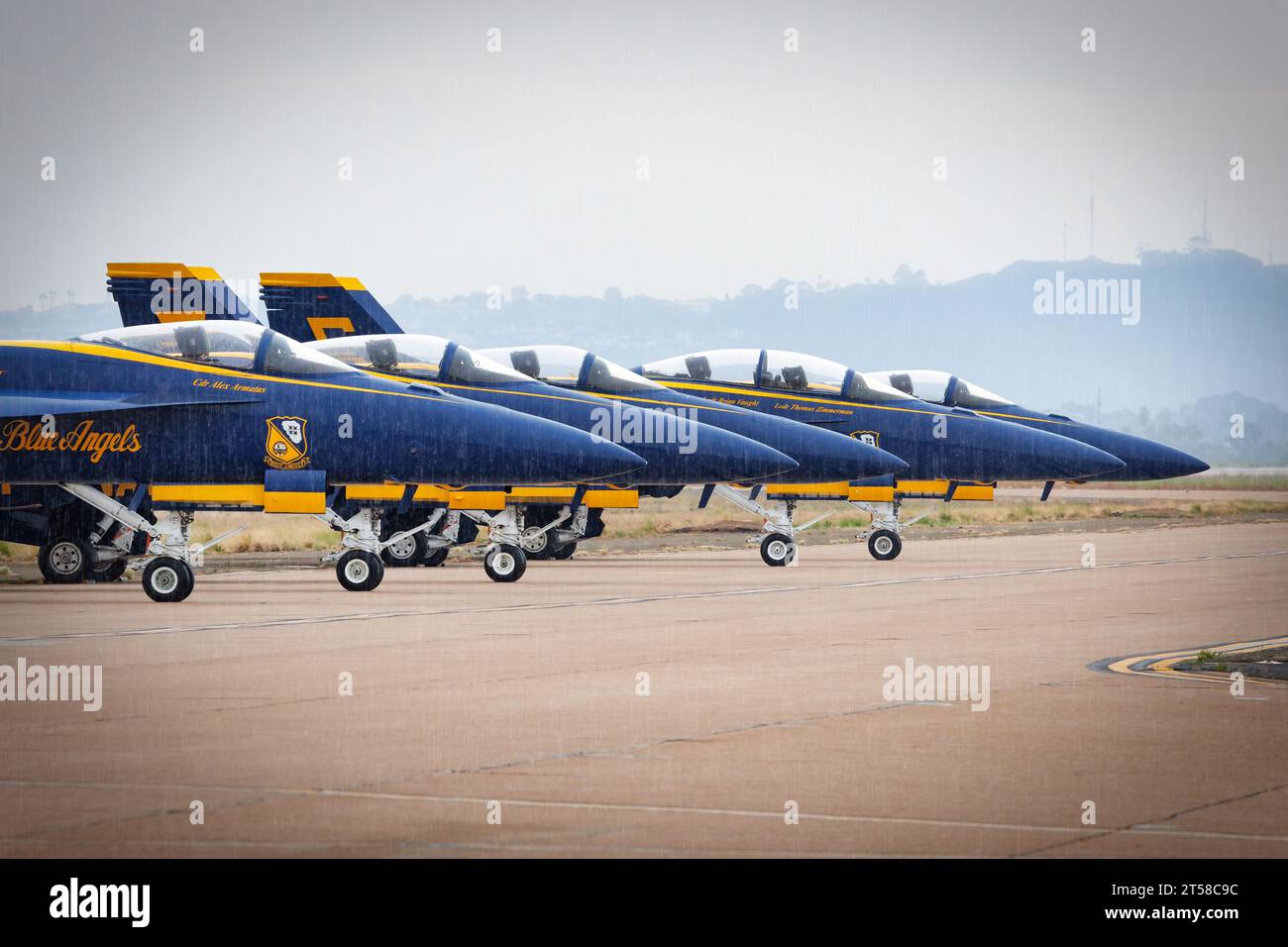 Gli US Navy Blue Angels siedono sulla flightline, sotto la pioggia, all'America's Airshow 2023 a Miramar, California. Foto Stock