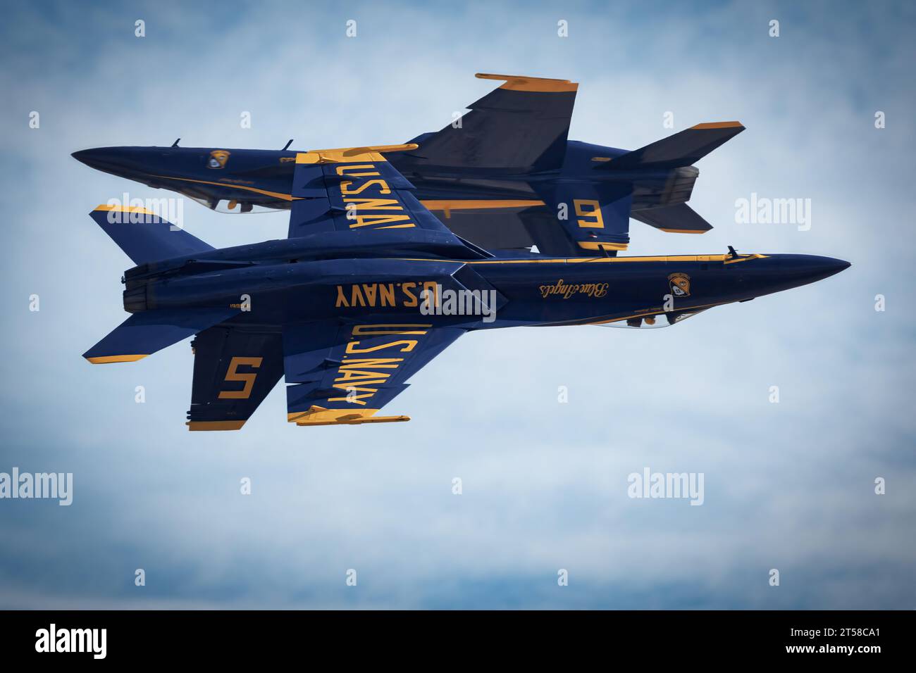 Gli US Navy Blue Angel Solos si incrociano al centro espositivo dell'America's Airshow 2023 a Miramar, California. Foto Stock