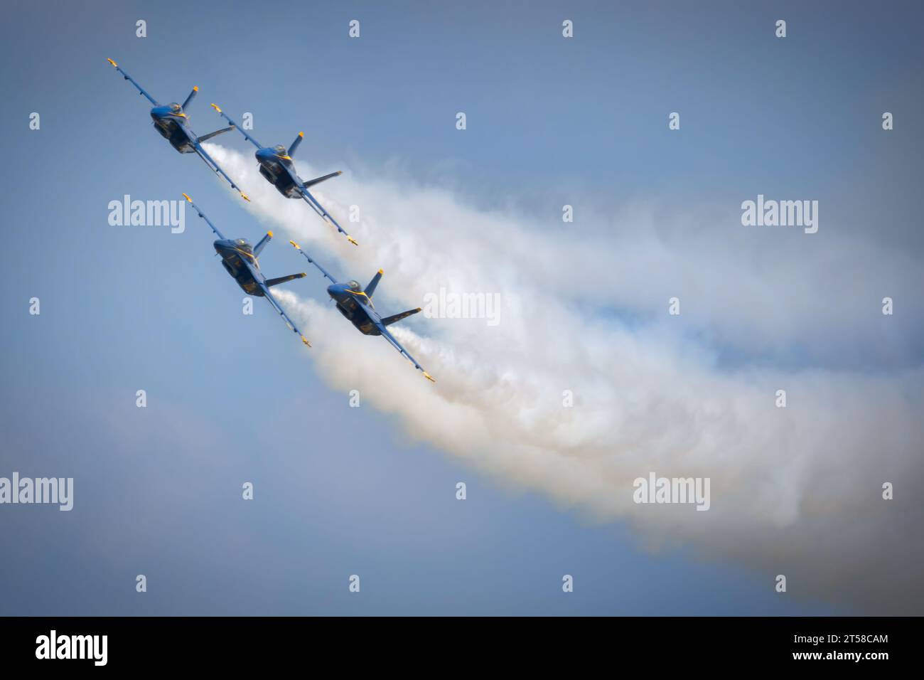 Gli US Navy Blue Angels nella loro formazione di diamanti all'America's Airshow 2023 a Miramar, California. Foto Stock