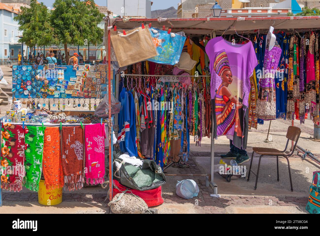 Mindelo, Isola di Sao Vicente, Capo Verde - 07 ottobre 2023: Souvenir e chiude il negozio al mercato di Mindelo, Sao Vicente, Capo Verde Foto Stock