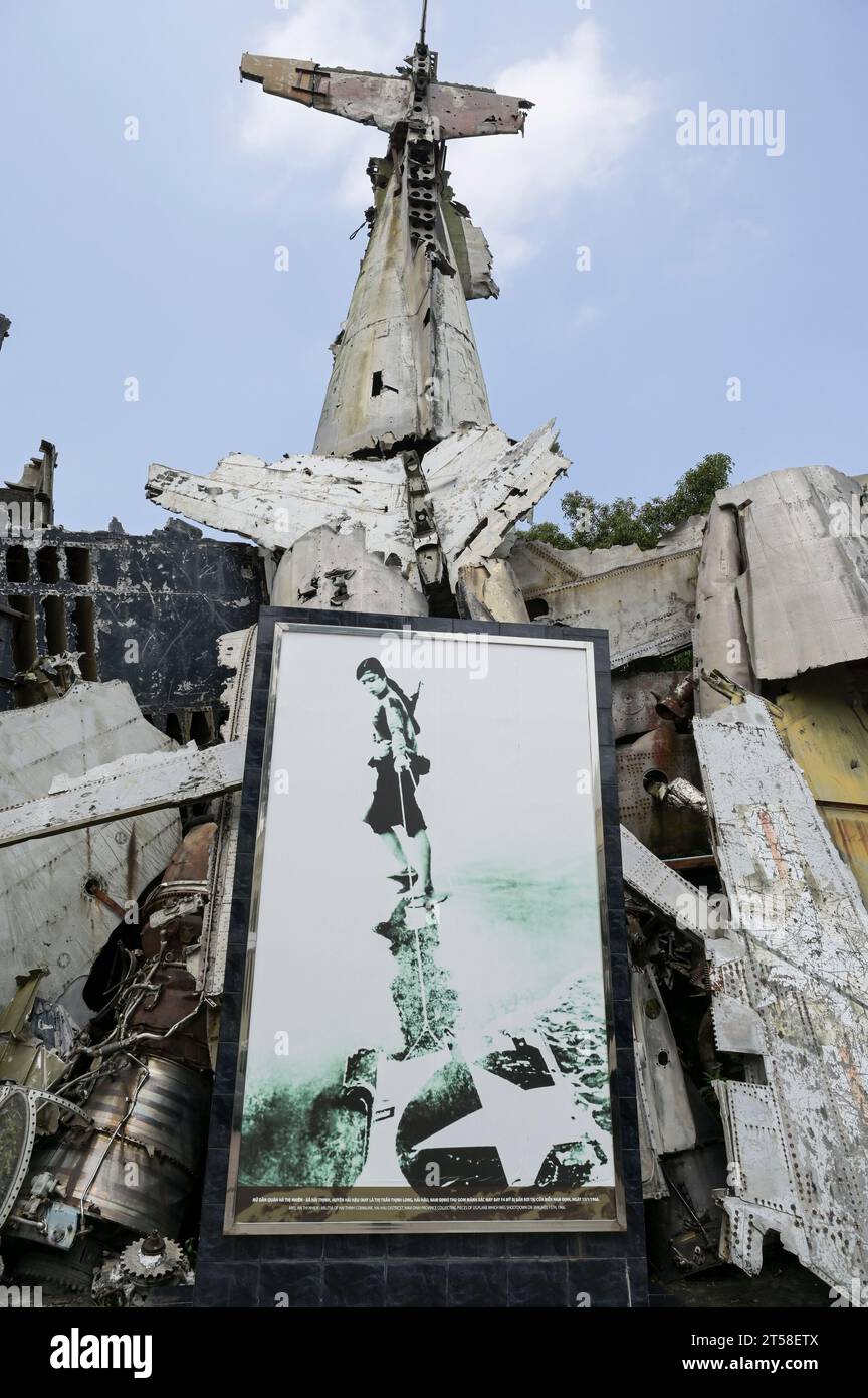 VIETNAM, Hanoi, Museo militare, equipaggiamento militare e rottami di