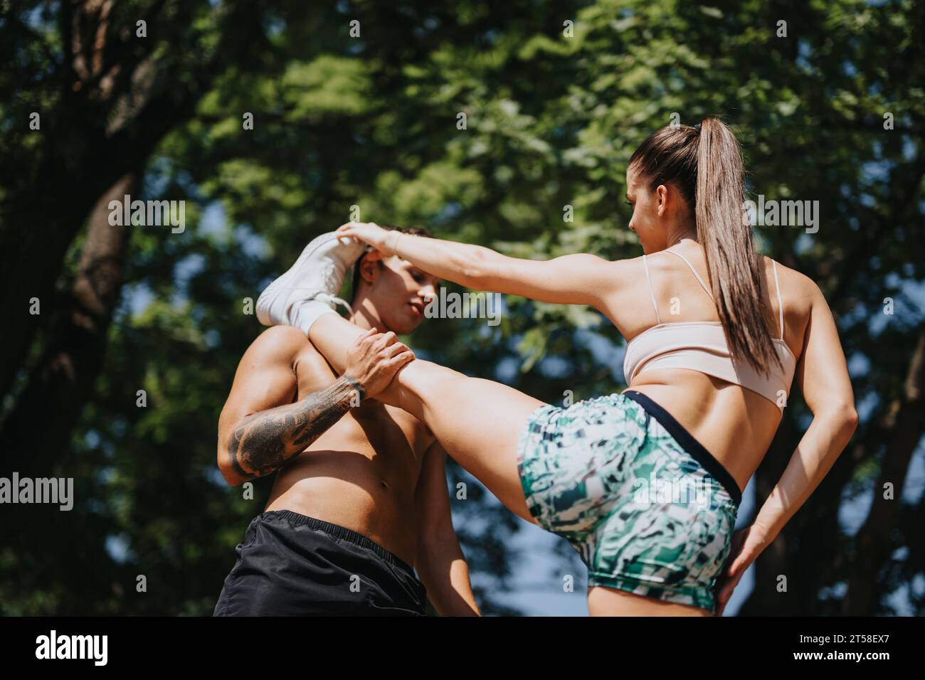 Attività di coppia all'aperto nel parco: Stile di vita sano, fitness, e risultati positivi Foto Stock