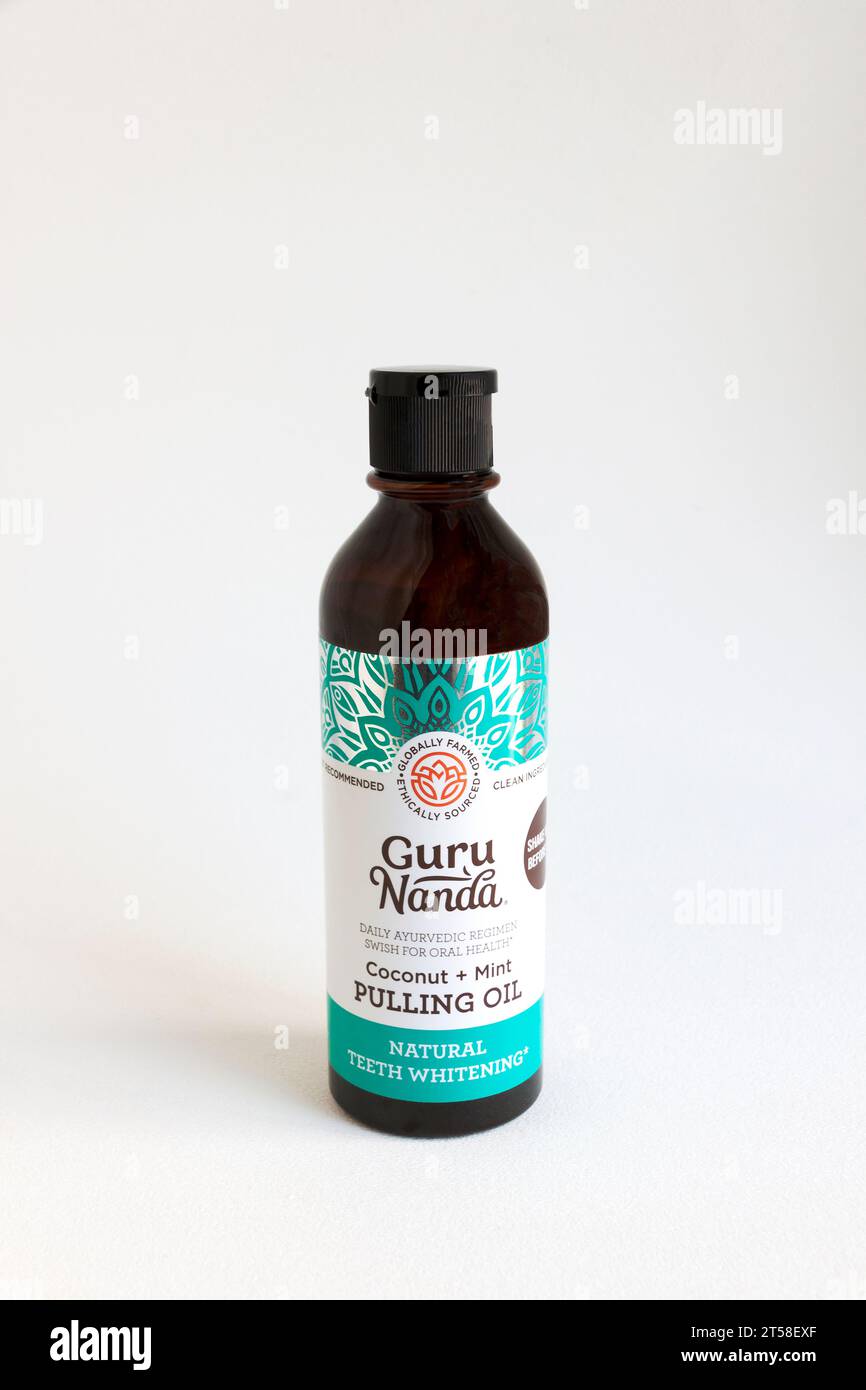 Tirare olio, una pratica medica ayurvedica alternativa di salute orale, per mantenere denti e gengive sani. Foto Stock