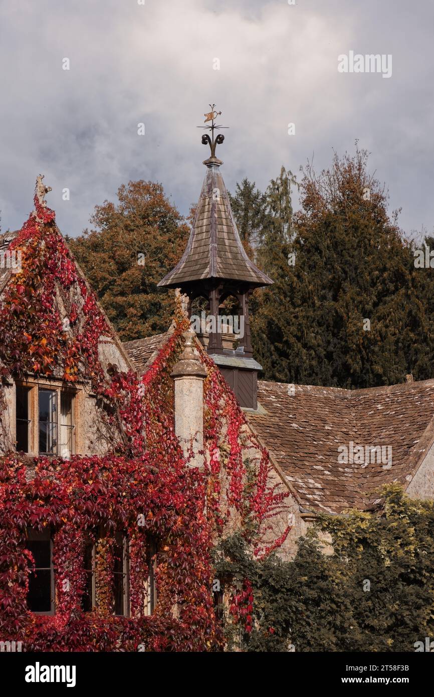 Autunno al villaggio di Castle Combe Foto Stock