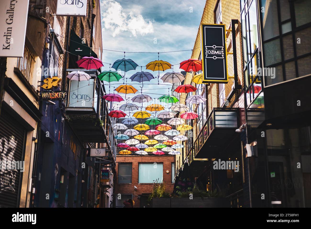 Art Umbrella Street in Bright Colours nel centro di Dublino Foto Stock