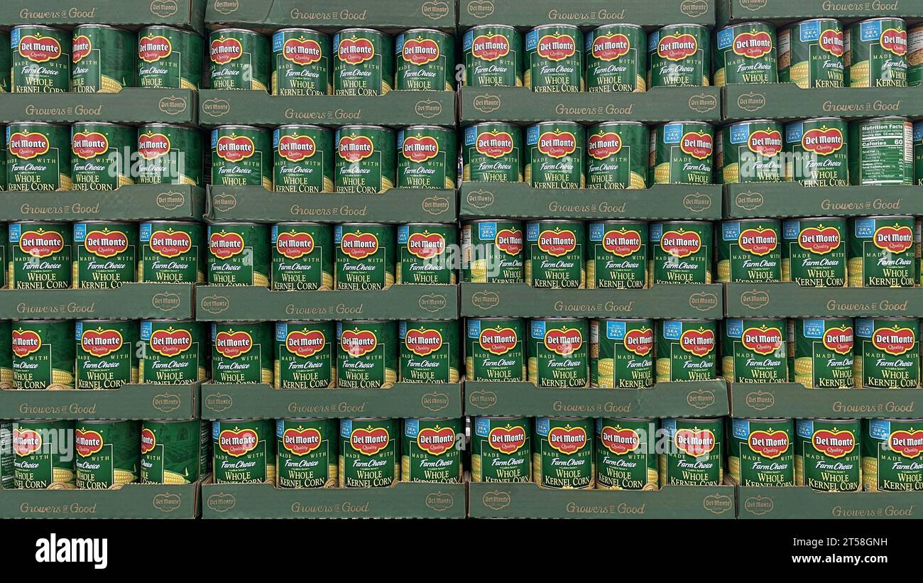 Indianapolis - 30 ottobre 2023: Mostra del Monte Canned Golden Sweet Whole kernel Corn. Del Monte Canned Corn è un gradito lato della cena del giorno del Ringraziamento Foto Stock