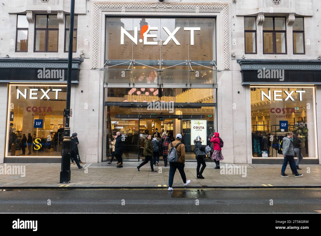 Londra, Inghilterra. Next Clothes superstore in Oxford Street, nel centro di Londra, in Inghilterra, il 2 novembre 2023. Credito: Notizie SMP / notizie Alamy Live Foto Stock