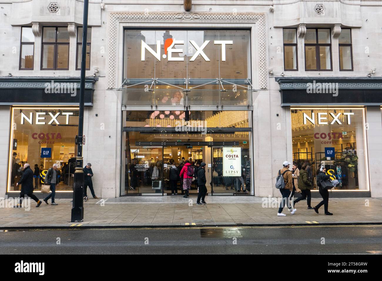 Londra, Inghilterra. Next Clothes superstore in Oxford Street, nel centro di Londra, in Inghilterra, il 2 novembre 2023. Credito: Notizie SMP / notizie Alamy Live Foto Stock